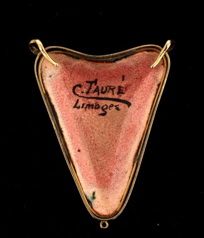 null Camille FAURE (1874-1956)

Pendentif triangulaire en or jaune 18k orné d'une...