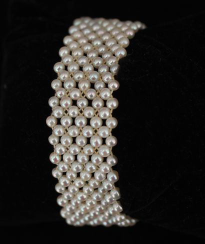null Bracelet formé de cinq rangs de perles de culture, fermoir en or jaune 18k sertis...