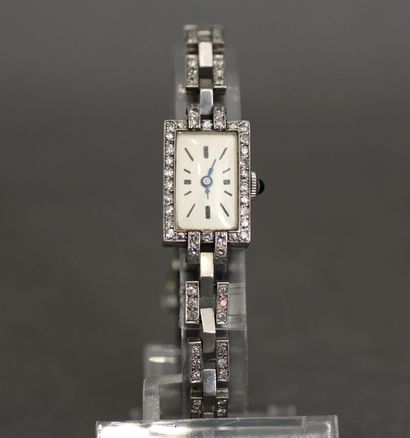 null Bracelet-montre de dame en platine serti de petits diamants, le cadran rectangulaire...