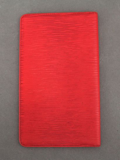 null Louis VUITTON
Porte cartes en cuir épi rouge
H : 19 L : 11 cm. (usures au coin...