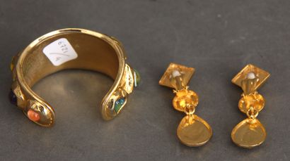 null Edouard RAMBAUD Paris
Parure en métal doré ornée de pierres en résine colorée,...