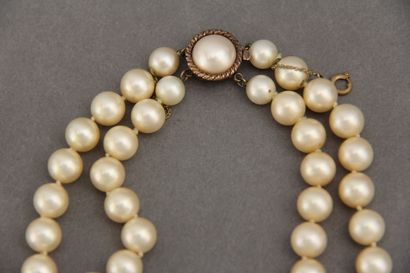 null Deux colliers double rangs de perles fantaisies, fermoirs en argent 925°/°°,...