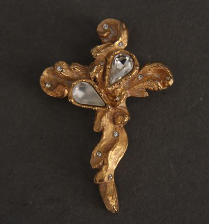 null Christian LACROIX
Pendentif broche en forme de croix en métal doré et deux pierres...