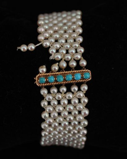 null Bracelet formé de cinq rangs de perles de culture, fermoir en or jaune 18k sertis...