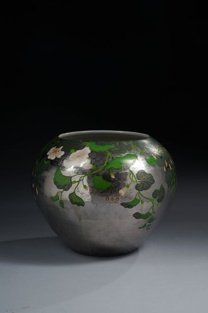 null Kenzo TAKADA (1939-2020)
Cache-pot globulaire en porcelaine à décor polychrome...