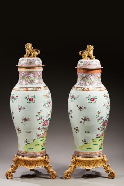 null CHINA (India Company)
Pair of important porcelain Palace vases with polychrome...