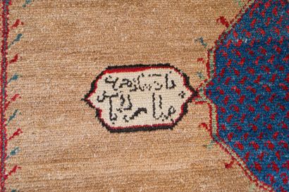 null PERSE
Important tapis Sarab en laine à décor polychrome composé de trois galeries...