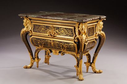 null Commode en sarcophage dite commode Mazarine ouvrant par deux tiroirs sur deux...