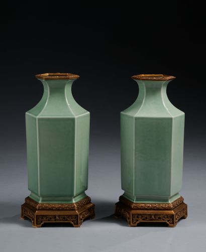 null Paire de vases à pans coupés en céramique à couverte monochrome vert céladon....