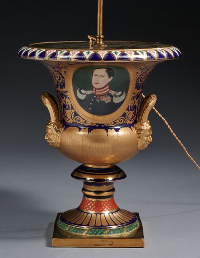 null Vase cratère en porcelaine à décor polychrome et or du portrait en buste d’un...
