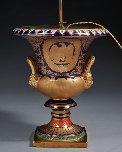 null Vase cratère en porcelaine à décor polychrome et or du portrait en buste d’un...