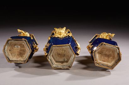 null Rare garniture en porcelaine émaillée bleue et bronze ciselé et doré, composée...