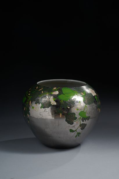 null Kenzo TAKADA (1939-2020)
Cache-pot globulaire en porcelaine à décor polychrome...