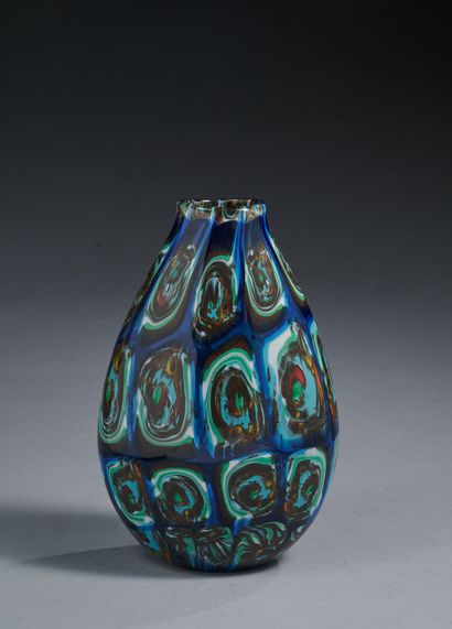 null Vase ovoïde en verre soufflé à décor polychrome dit millefiori.
Italie, XXe...