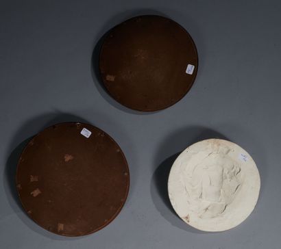 null Lot including three medallions : 
- A plaster medallion representing the profile...