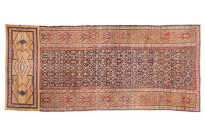 null PERSE
Important tapis Sarab en laine à décor polychrome composé de trois galeries...