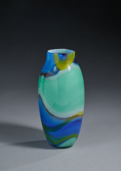 null Vase balustre en verre soufflé à décor polychrome bleu nuancé vert.
Italie,...