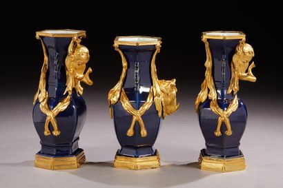 null Rare garniture en porcelaine émaillée bleue et bronze ciselé et doré, composée...