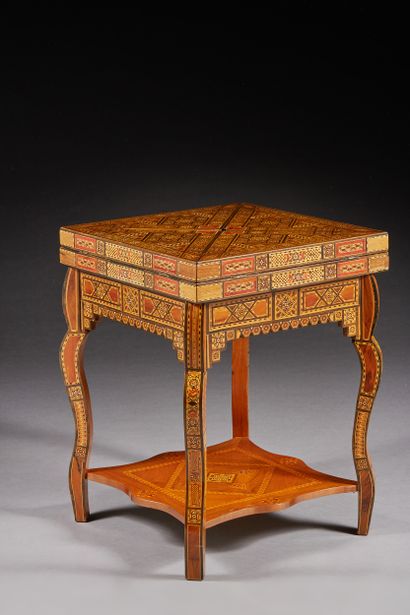 null Table à jeux carrée à décor marqueté de motifs géométriques en bois teinté et...