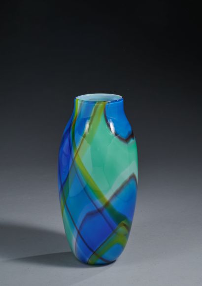 null Vase balustre en verre soufflé à décor polychrome bleu nuancé vert.
Italie,...