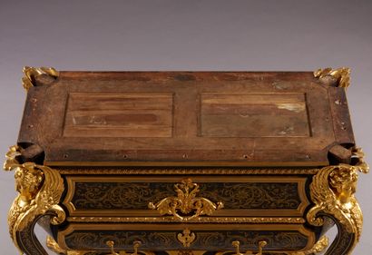 null Commode en sarcophage dite commode Mazarine ouvrant par deux tiroirs sur deux...