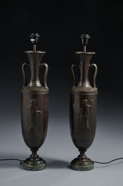null Paire de vases fuseaux en régule à patine brune à l’imitation du bronze, en...