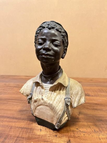 null Sculpture en plâtre polychrome représentant un buste de jeune garçon noir. Il...