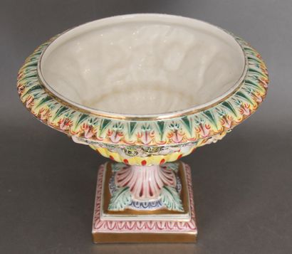 null CAPODIMONTE
Vase Médicis à deux anses en porcelaine polychrome et doré à décor...