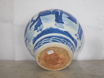 null Vase balustre en porcelaine blanc-bleu à décor en frise de personnages, Chine
H...