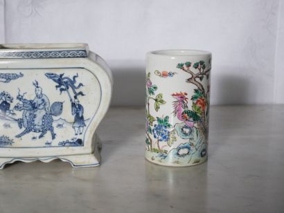 null Lot de petits vases, coupelles en porcelaine blanc-bleu et divers, Extrême-Orient...