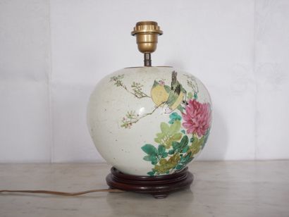 null Pot à tabac en porcelaine polychrome à décor d'oiseaux, Chine, monté en lampe,...