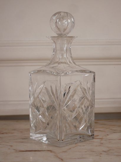 null SAINT LOUIS
Carafe en cristal taillé, signée
H : 24,5 cm.