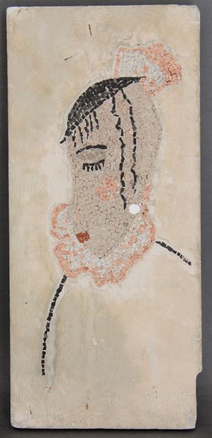 null Thiano RUCKI
Portrait de femme de profil
Mosaïque sur panneau en plâtre, signée...