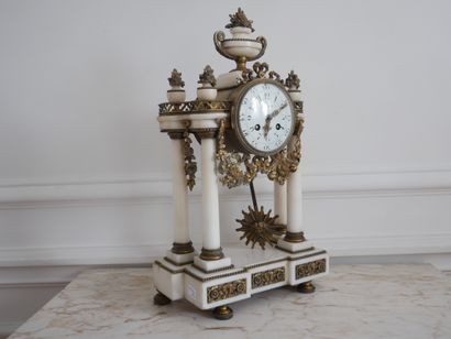 null Pendule portique en marbre blanc et bronze style Louis XVI
H : 47,5 L : 28 P...