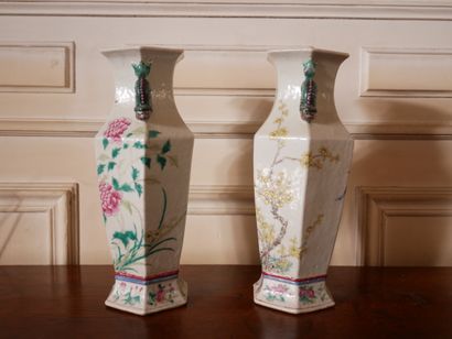 null Paire de vases hexagonaux en porcelaine blanche à décor de fleurs polychromes,...