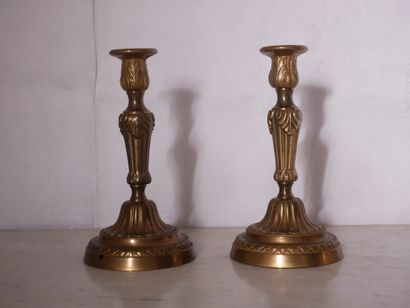 null Paire de bougeoirs en bronze style Louis XVI
H : 25 cm. (perçée pour l'élec...