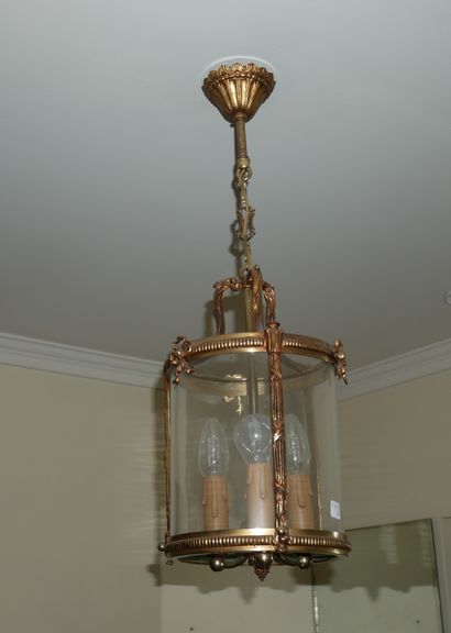 null Lanterne en métal style Louis XVI
H : 59 cm.
