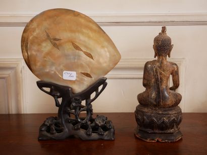 null Lot :
- Statuette en bois doré représentant Bouddha assis sur une fleur de lotus
H...