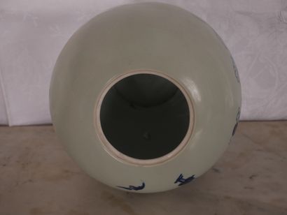null Pot couvert en porcelaine à décor sur fond céladon, Chine
H : 32 cm.