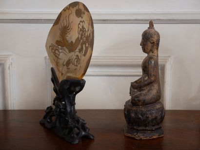 null Lot :
- Statuette en bois doré représentant Bouddha assis sur une fleur de lotus
H...