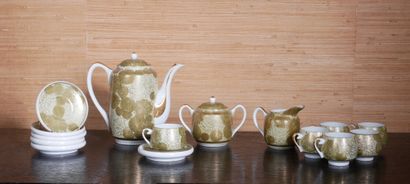 null Partie de service à thé en porcelaine blanche à décor de fleurs dorées sur fond...