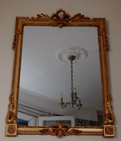 null Glace en bois redoré style Louis XVI 100 x 70 cm.