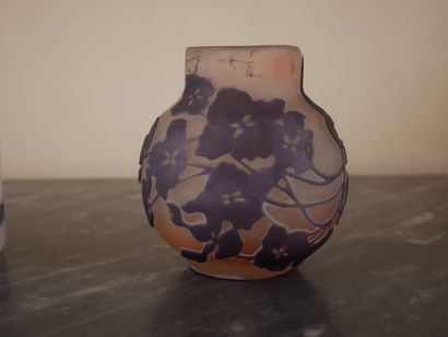 null Lot :
- Vase globulaire à petit col en verre gravé de feuillage, signé
H : 9,5...