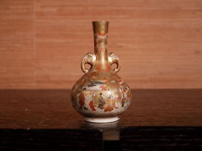 null Petit vase à deux anses en faïence à décor doré de scènes de famille, Satsuma,...