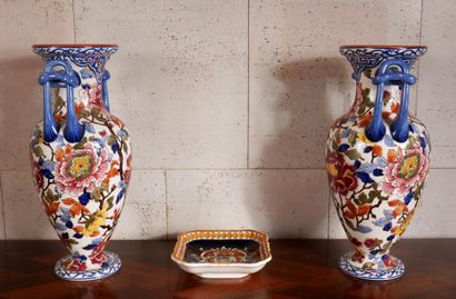null GIEN
Paire de vases balustres sur piédouche en faïence à deux anses, à décor...