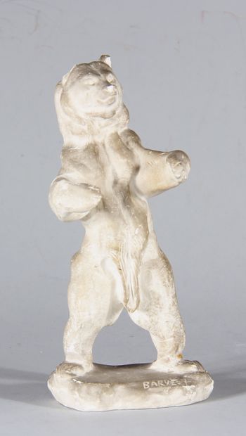 null Sculpture en plâtre représentant un ours debout, portant une signature Barye.

H...