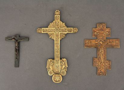null Lot d'objets religieux :
- Croix icône russe orthodoxe en bronze
H : 16,5 cm.
-...