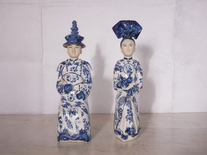 null Paire de statuettes en porcelaine et biscuit blanc-bleu représentant un couple...
