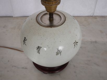 null Pot à tabac en porcelaine polychrome à décor d'oiseaux, Chine, monté en lampe,...