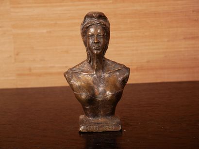 null R. BERUCCI
Marianne 1789-1989
Buste en bronze signé, numéroté 1/8
H : 15 cm...